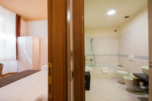 Hostal Piazza Paradiso Accommodation