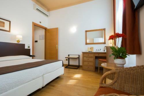 Hostal Piazza Paradiso Accommodation