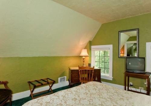 Bacon Mansion Bed And Breakfast