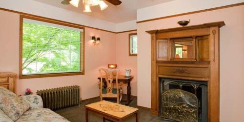 Bacon Mansion Bed And Breakfast
