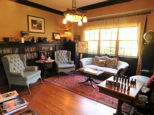 Bacon Mansion Bed And Breakfast