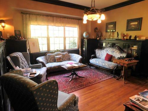 Bacon Mansion Bed And Breakfast