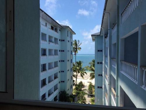 Stylish Beachfront Apartment Mombasa King Sized Bed