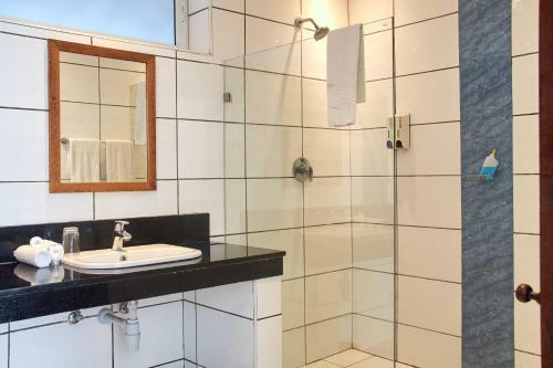 Stylish Beachfront Apartment Mombasa King Sized Bed