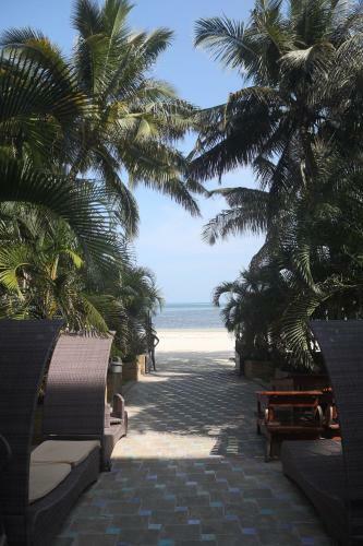Stylish Beachfront Apartment Mombasa King Sized Bed