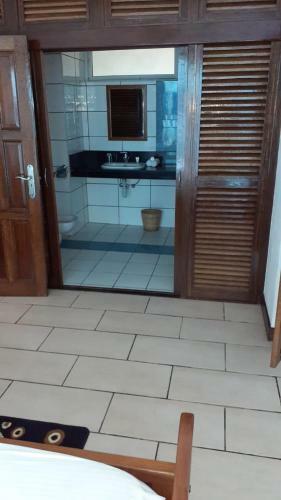 Stylish Beachfront Apartment Mombasa King Sized Bed