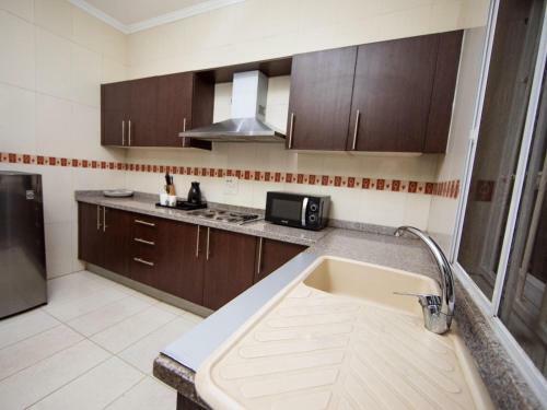 Broadfield Hotel Apo Residence