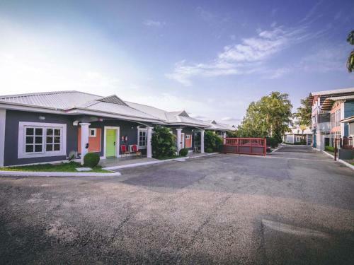 Broadfield Hotel Apo Residence