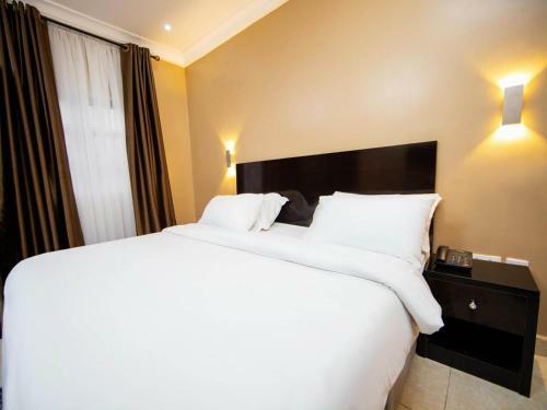 Broadfield Hotel Apo Residence