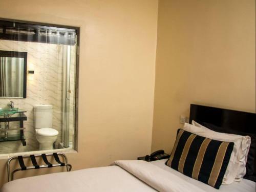 Broadfield Hotel Apo Residence
