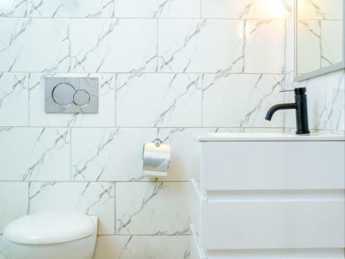 Broadfield Hotel Apo Residence
