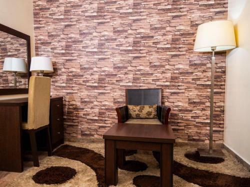 Broadfield Hotel Apo Residence