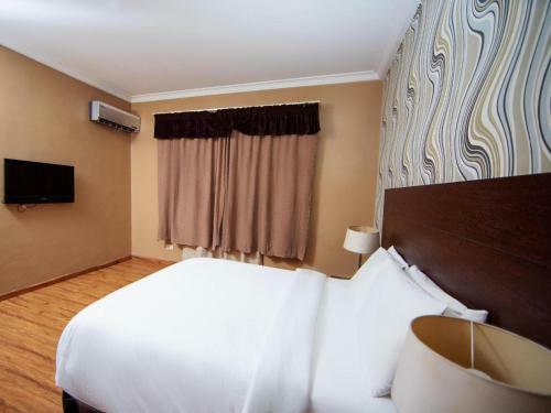 Broadfield Hotel Apo Residence