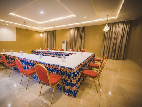 Broadfield Hotel Apo Residence