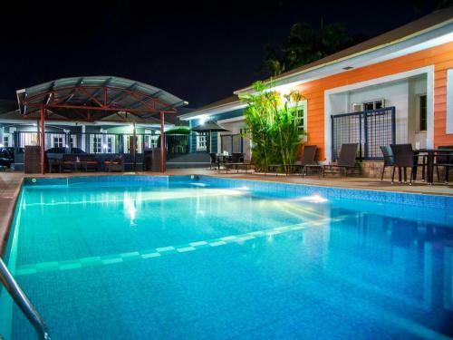 Broadfield Hotel Apo Residence