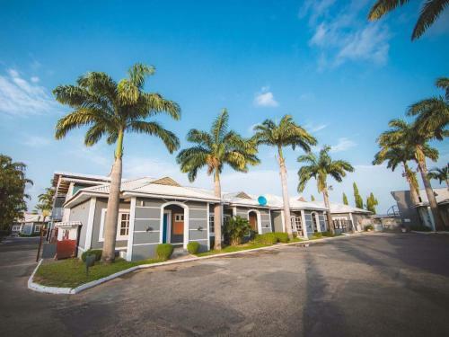 Broadfield Hotel Apo Residence