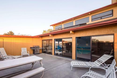 Super 8 Motel - Moses Lake