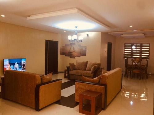 Tts' - The Thompsons' Luxury Hill Top Apartments