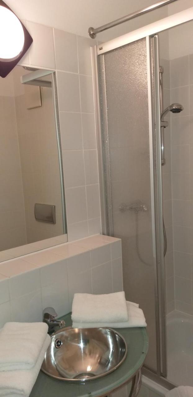 Hostal Check Inn Hotel