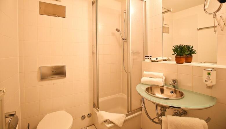 Hostal Check Inn Hotel