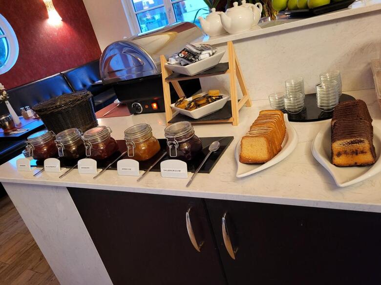 Hostal Check Inn Hotel