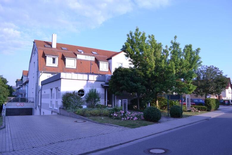 Hostal Check Inn Hotel