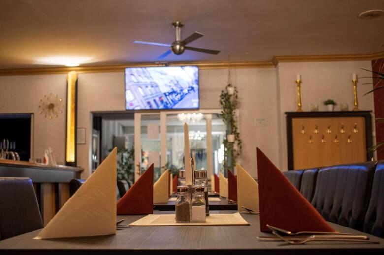 Hostal Check Inn Hotel