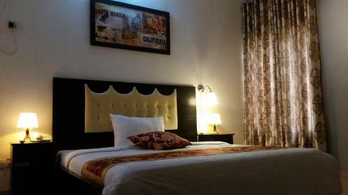 Palais Royale Hotel & Suites