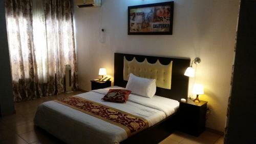 Palais Royale Hotel & Suites