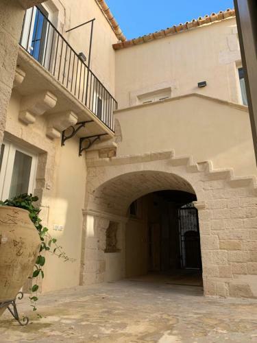 Isabella Di Castiglia Apartments