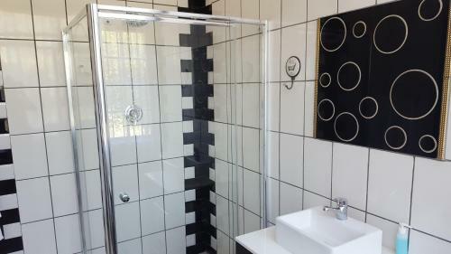 Hostal Sondela Bed & Breakfast