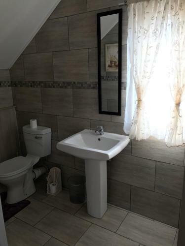 Hostal Sondela Bed & Breakfast