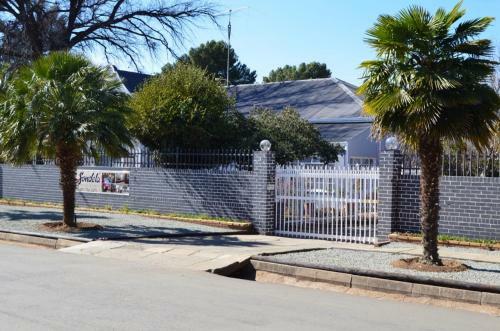 Hostal Sondela Bed & Breakfast