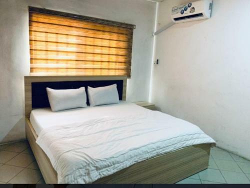 3 Bedrooms Service Apartment For Shortlet