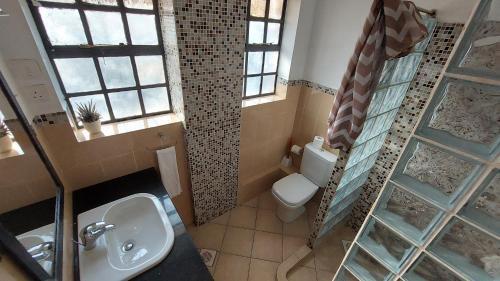 Peaceful, Spacious, Open-plan 2br Apartment Set In Large Mature Garden.
