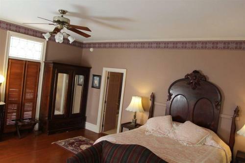Corners Mansion Inn - A Bed And Breakfast
