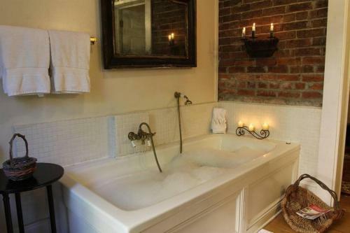 Corners Mansion Inn - A Bed And Breakfast