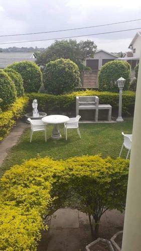 Hostal 35 Inyoni Crescent