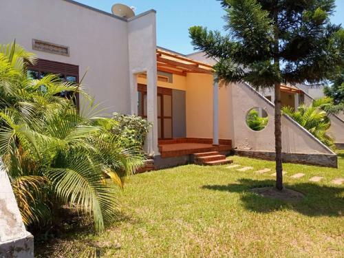 Kinzi Apartments,restaurant And Gardens