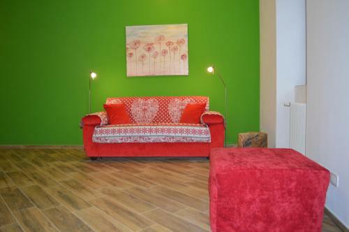 Parravicini Red Flower Apartment