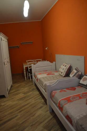 Parravicini Red Flower Apartment