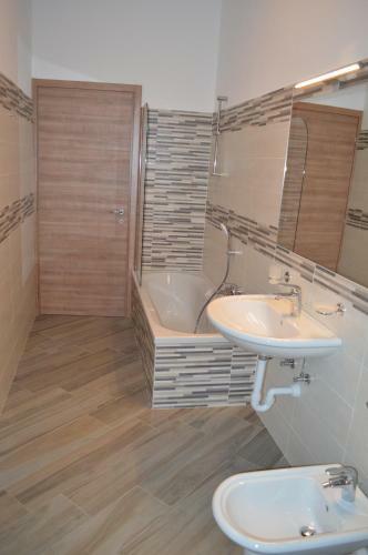 Parravicini Red Flower Apartment