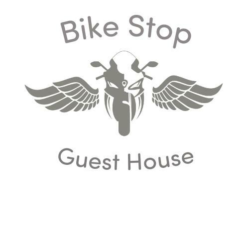 Hostal Monique's Guest House & Bike Stop