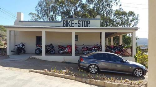 Hostal Monique's Guest House & Bike Stop