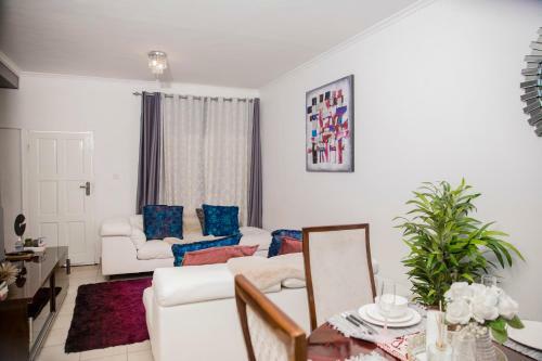 Stylish Apartment Near Foxdale Forest