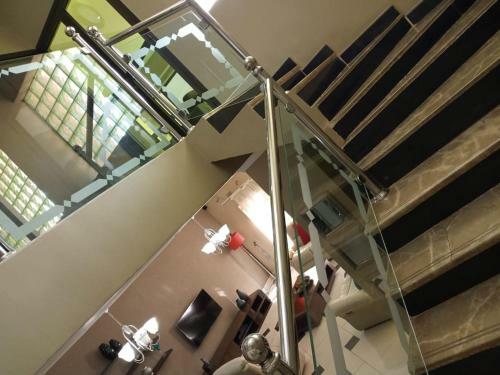 Executive Fully Furnished Apartment Close To Amenities