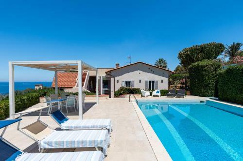 Splendida Villa Con Vista Mozzafiato E Piscina