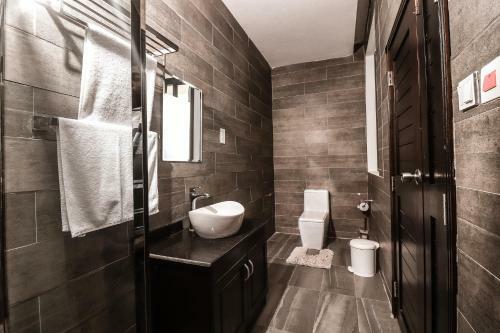 Modern 1br Serviced Apartment With A Balcony