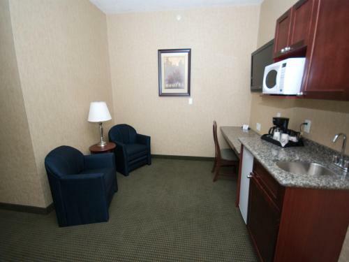 Hotel Redwood Inn & Suites
