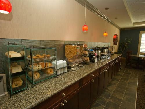 Hotel Redwood Inn & Suites